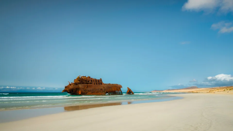 Vue de Boa Vista entre dunes, plaines arides et océan