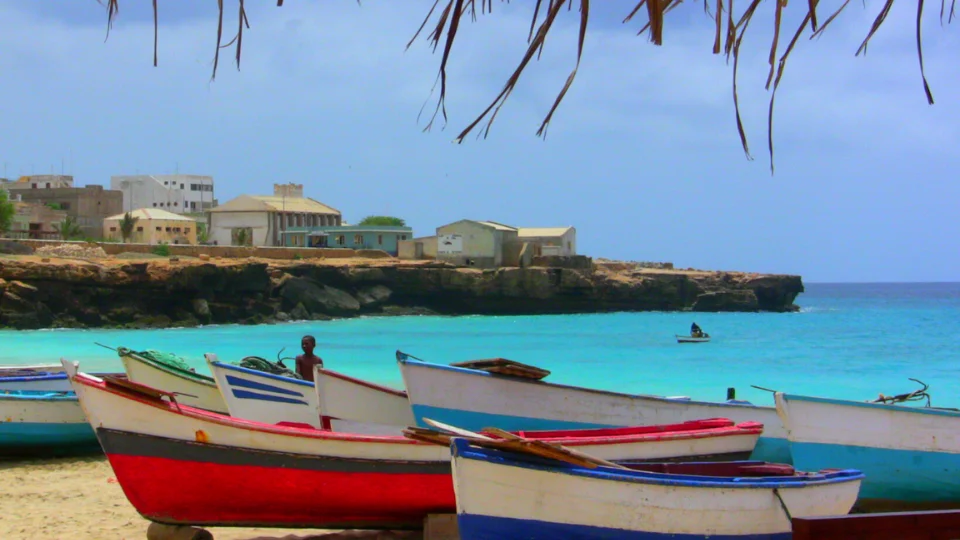 Vue générale de Maio entre village, plage et océan