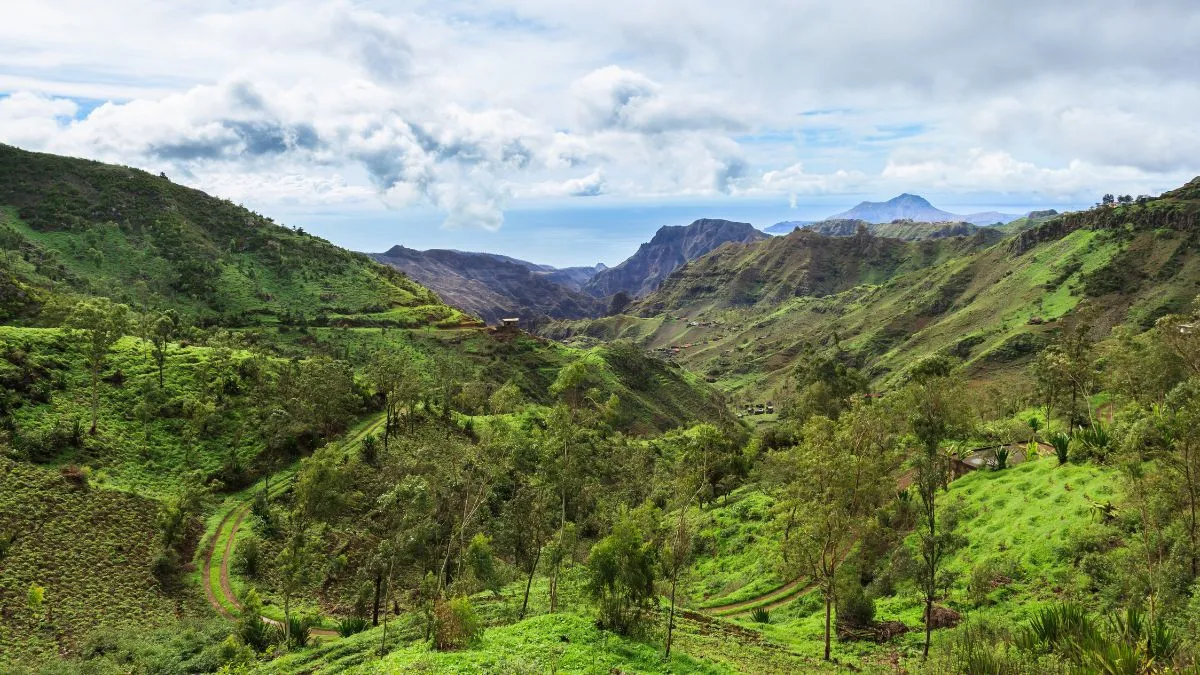 Vallée intérieure de Santiago avec villages et reliefs
