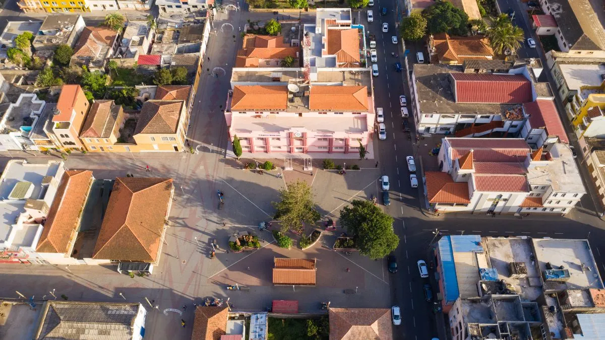 Vue de Santiago entre reliefs et océan