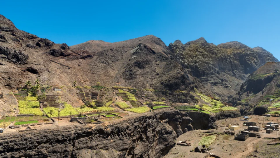 Vue générale de Santo Antão au Cap-Vert entre crêtes volcaniques et vallées verdoyantes