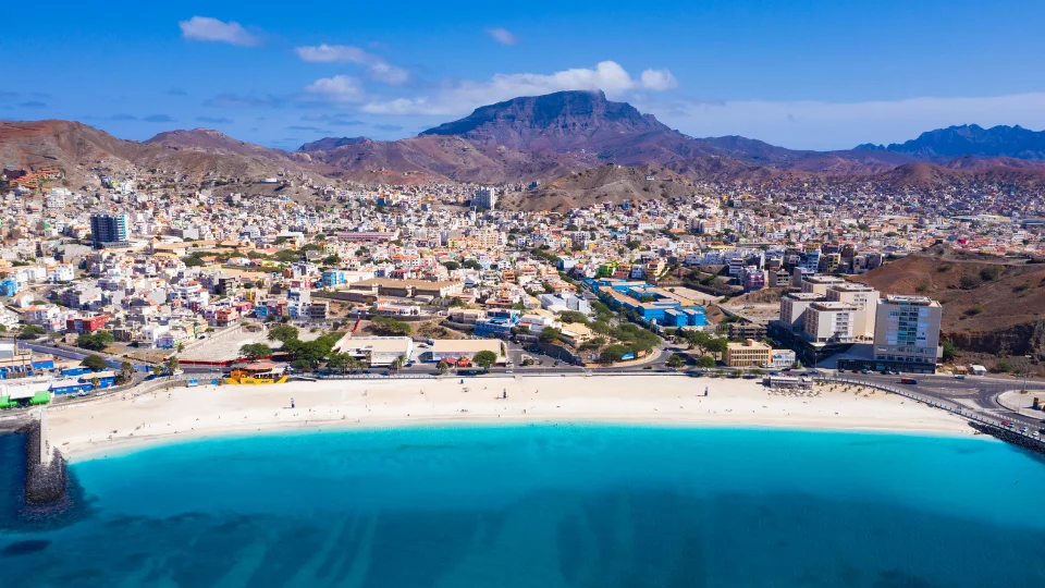 Vue générale de l’île de São Vicente avec Mindelo et sa baie
