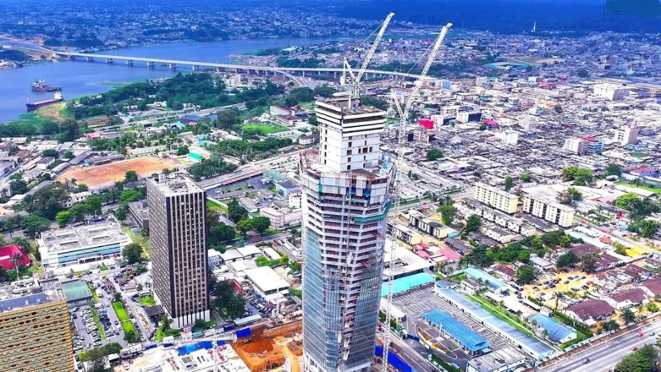 Marché local animé dans un quartier d’Abidjan