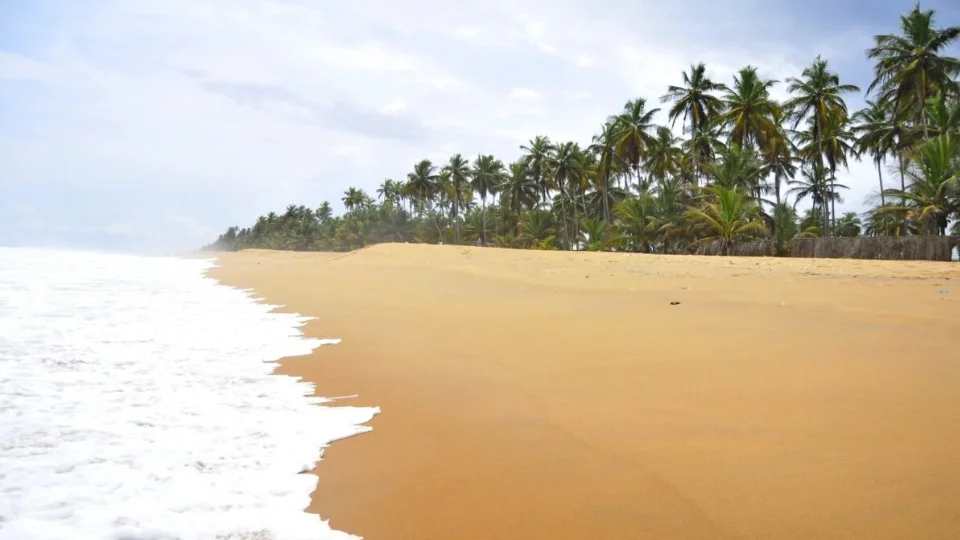 Vue générale d’Assinie entre lagune et océan en Côte d’Ivoire