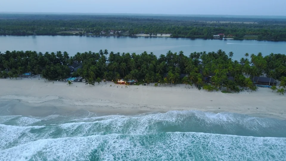 Scène de vie locale et marché en bord de lagune à Assinie en Côte d’Ivoire