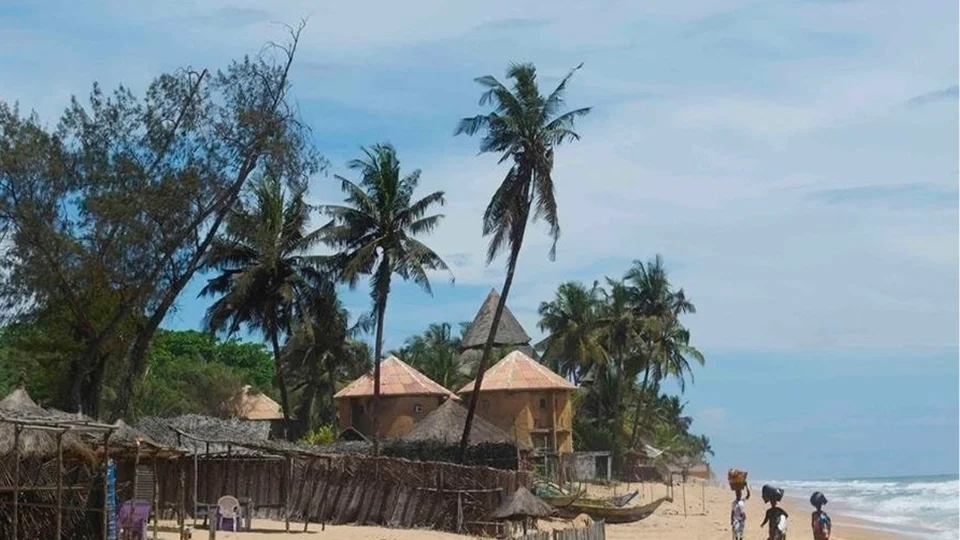 Vue générale de Grand-Bassam entre lagune, océan et quartier colonial