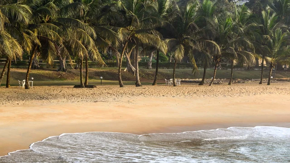 Vue de San Pedro en Côte d’Ivoire entre ville portuaire et océan Atlantique