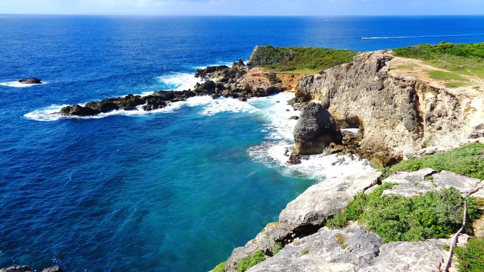 Lagon et plage de sable en Grande-Terre Guadeloupe