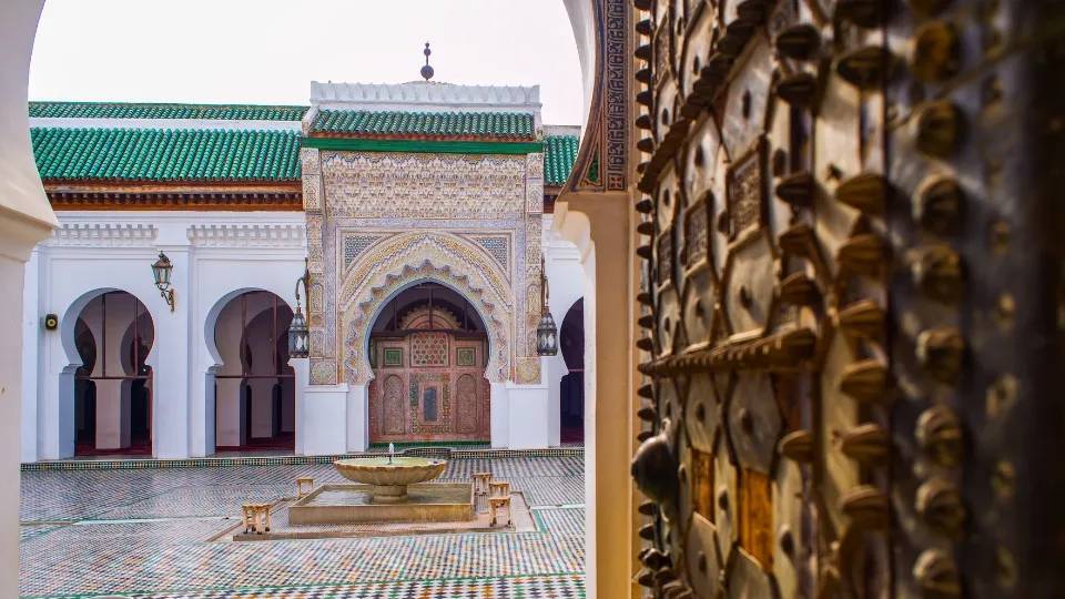 Vue sur les toits et les ruelles serrées de la médina de Fès