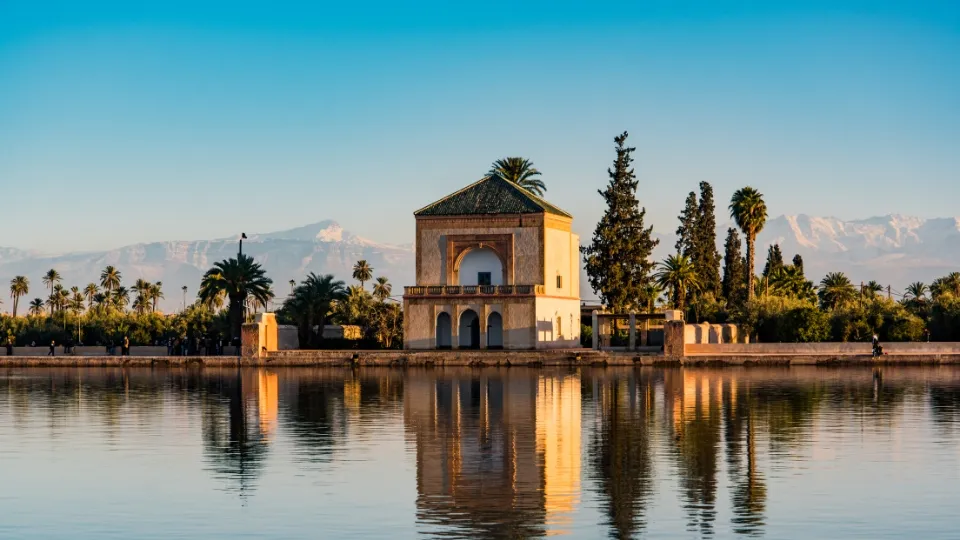 Vue générale de Marrakech entre médina, palmeraie et montagnes de l’Atlas en arrière-plan
