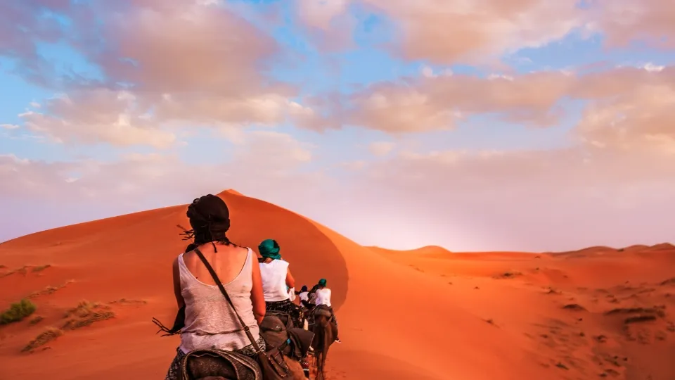 Marché local près de Merzouga avec produits sahariens et vie quotidienne