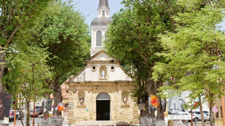 Ambiance de marché et vie quotidienne dans un bourg du Sud Atlantique en Martinique