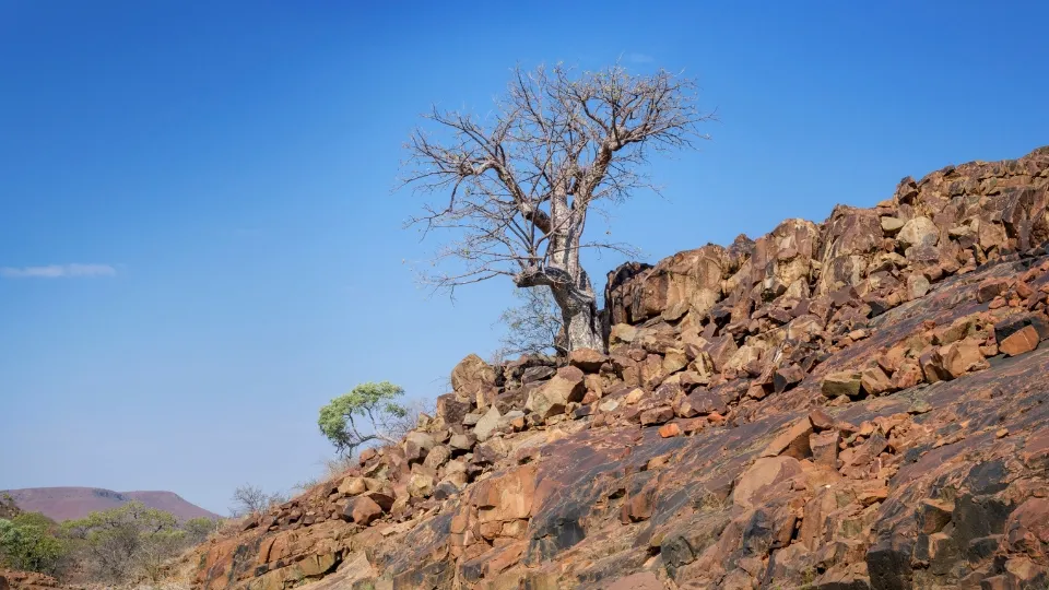 Vue générale du Damaraland en Namibie, entre massifs rocheux et vallées désertiques