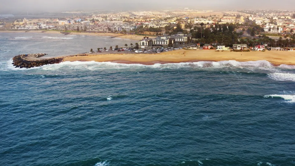 Plage sauvage et brumeuse sur la Côte des Squelettes en Namibie