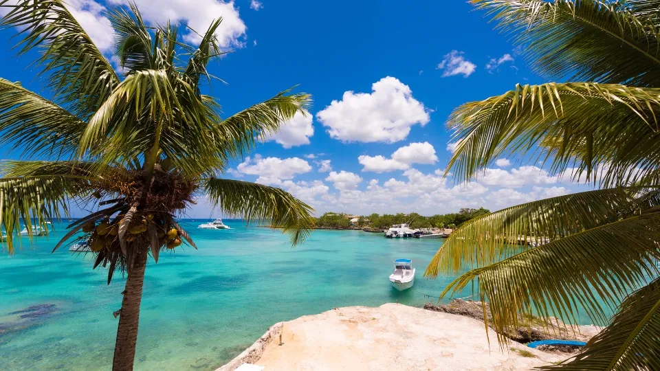 Vue générale de Bayahibe entre village, port et mer des Caraïbes