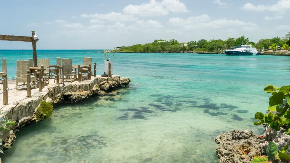 Scène de vie locale et marché près du port de Bayahibe