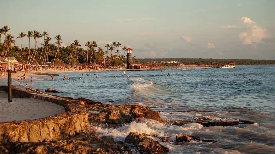 Plage de Bayahibe bordée de cocotiers et mer des Caraïbes