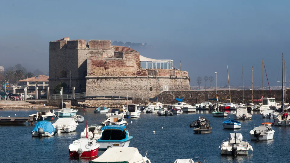 Scène de marché et de vie locale à Saint-Louis du Sénégal