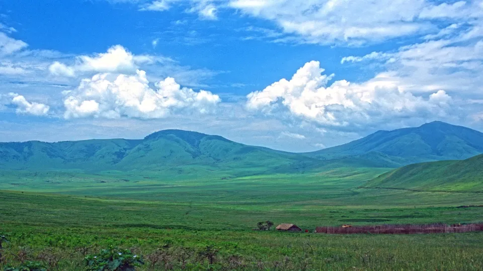 Paysages de la vallée du Rift en Tanzanie, entre falaises et plaines