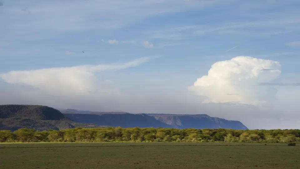 Paysage de vallée et de falaises dans la vallée du Rift tanzanienne