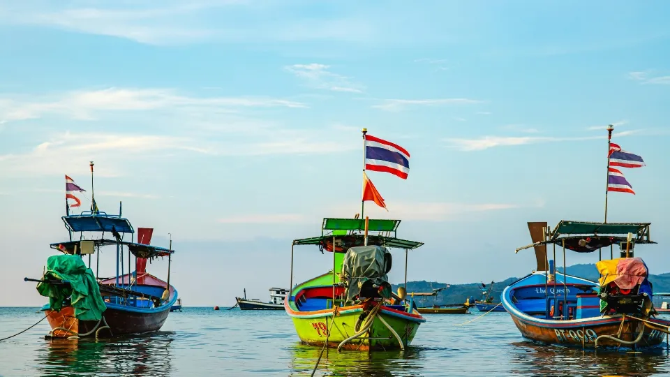 Vue générale d’îles du golfe de Thaïlande entre collines, cocoteraies et plages