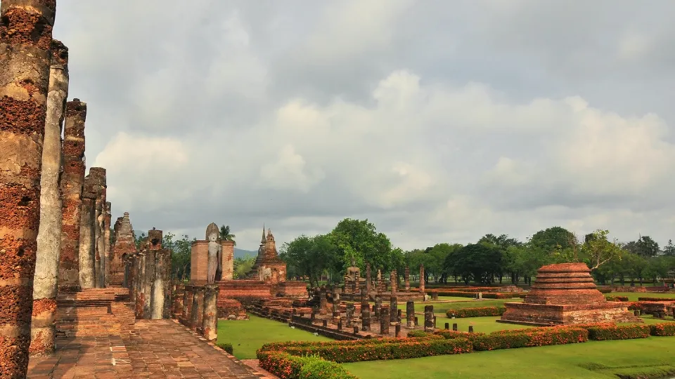 Marché local à Sukhothai avec étals de fruits, de légumes et de plats cuisinés