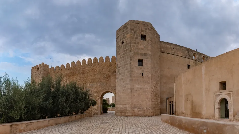 Plage de sable et promenade en bord de mer à Sousse Monastir en Tunisie